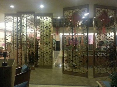 广州南沙-珠江湾售楼部激光切割镀金屏风顺利安装完工